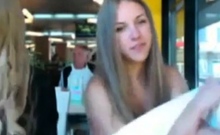 Se Desnuda En Publico