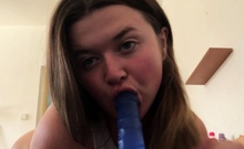 Chubby Anny May dildo sucking