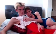 Amateur twinks hosting a gay orgy