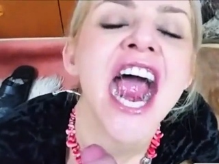 du sperme plein la bouche